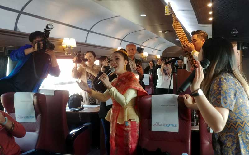 An ASEAN performer does an in-train performance. (Mark Brian Dastas)