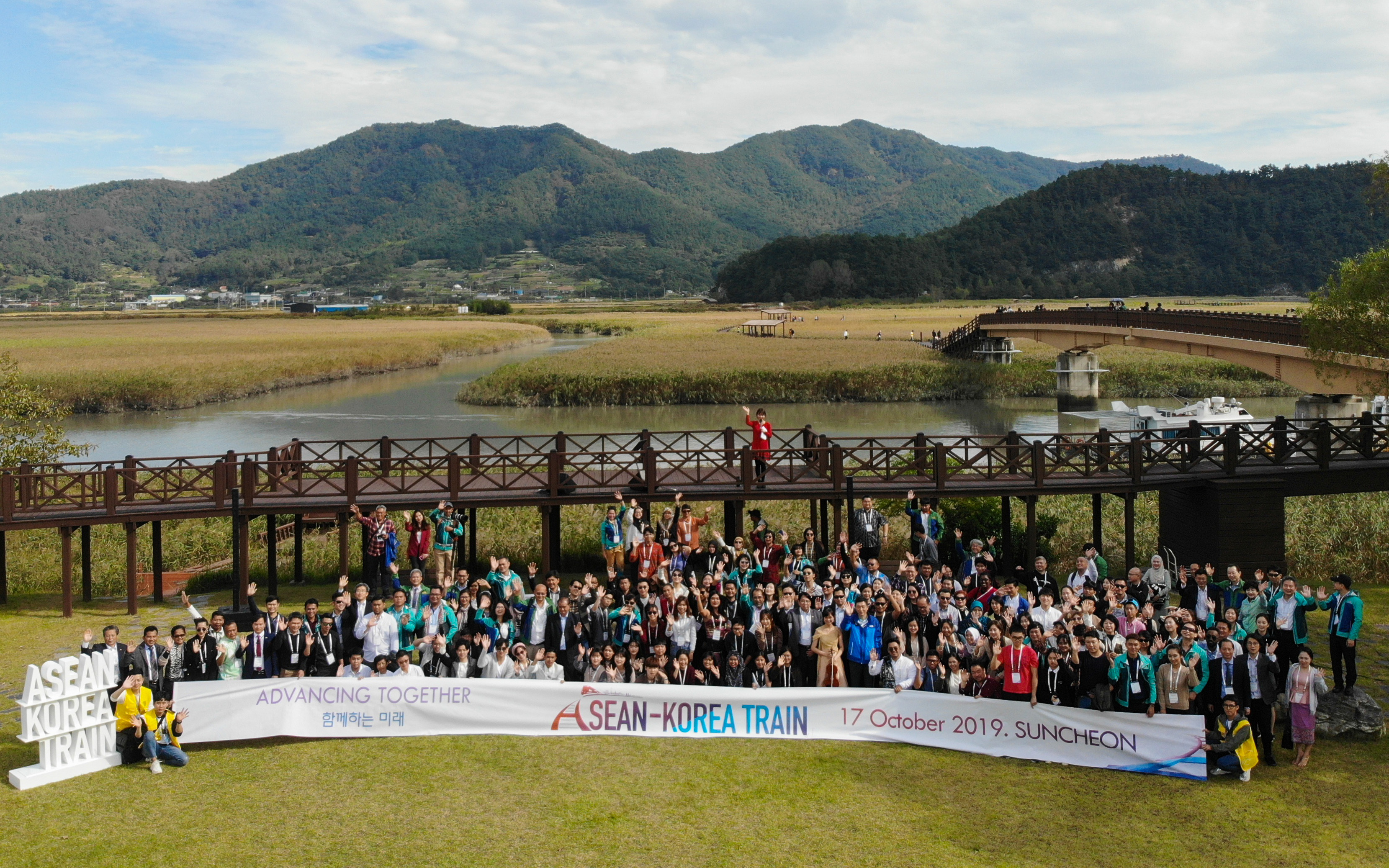 A combined 200 participants from the ASEAN region on Oct. 17 takea commemorative photo at the SuncheonmanBay Wetland Reserve as part of the ASEAN-Korea Train. (ASEAN-Korea Centre)