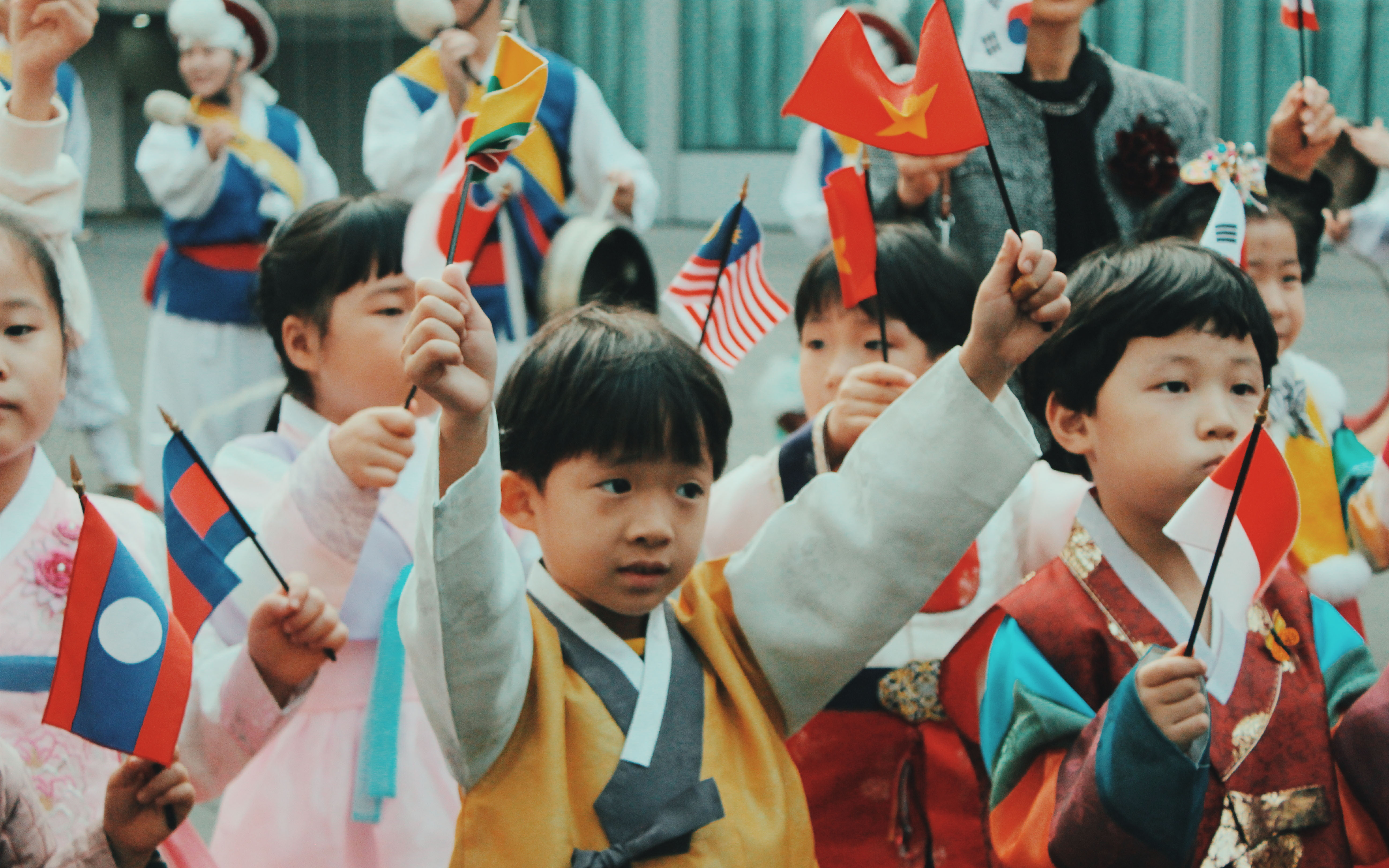 ASEAN-Korea Train participants on Oct. 17 are welcomed in Gwangju by children wearing Hanbok and waving the flags of ASEAN member countries.