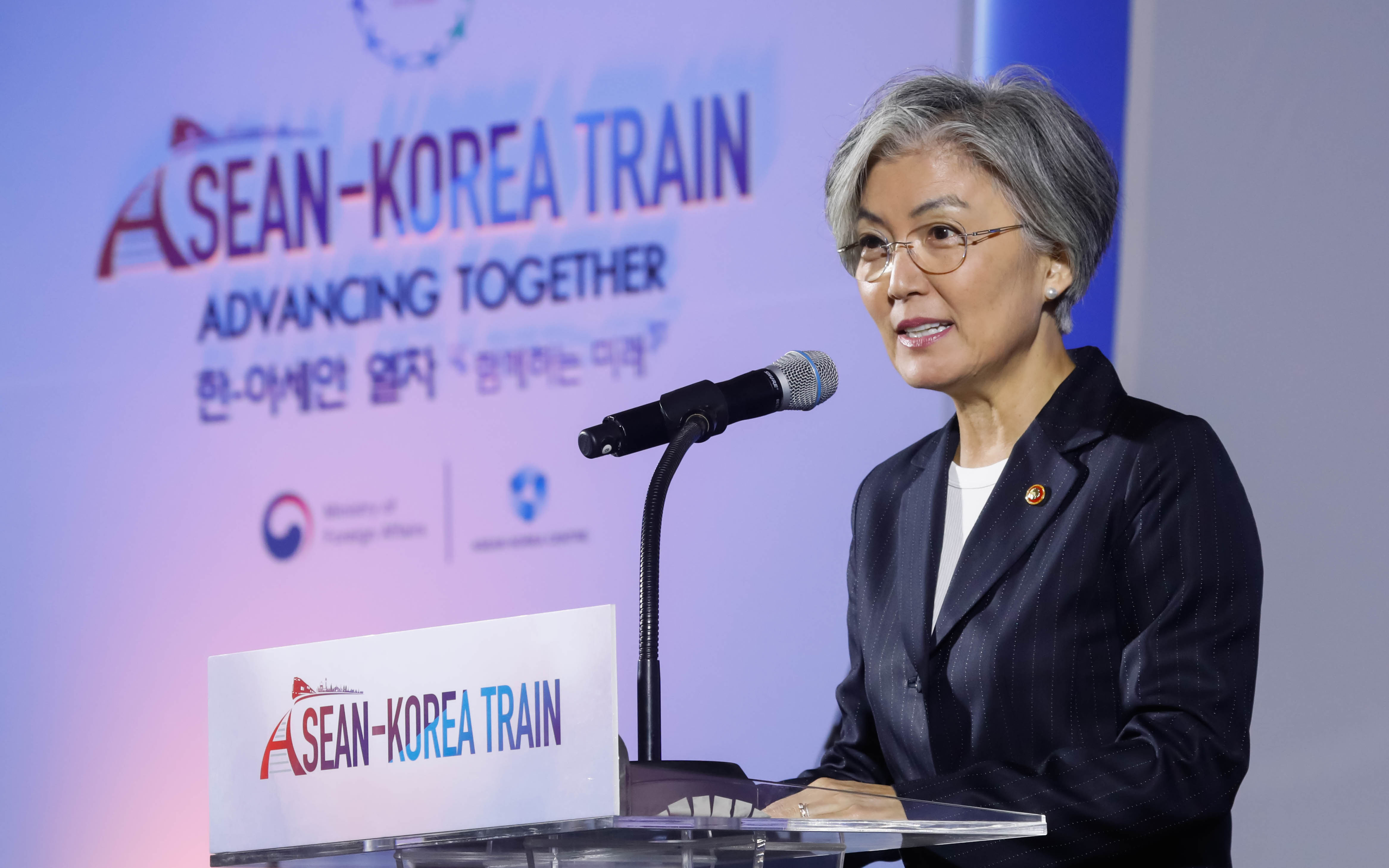 Korean Foreign Minister Kang Kyung-wha on Oct. 18 gives a speech at the ASEAN-Korea Train's closing ceremony congratulating a successful tour.