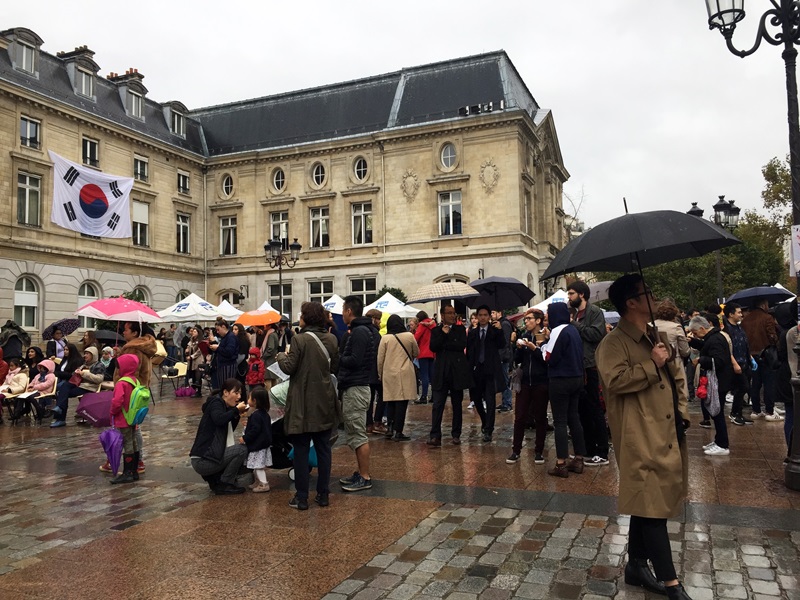 Parvis de la mairie du XVe, 19 octobre 2019.