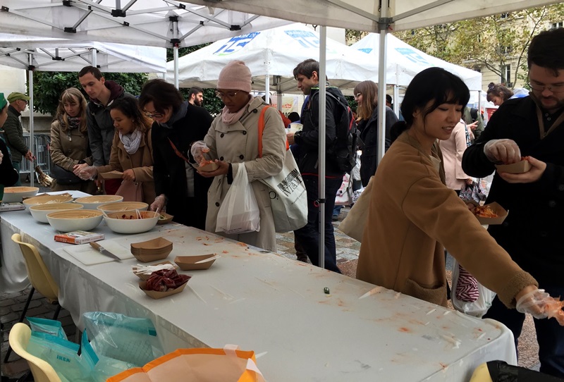 Visiteurs confectionnant du Kimchi le 19 octobre 2019.