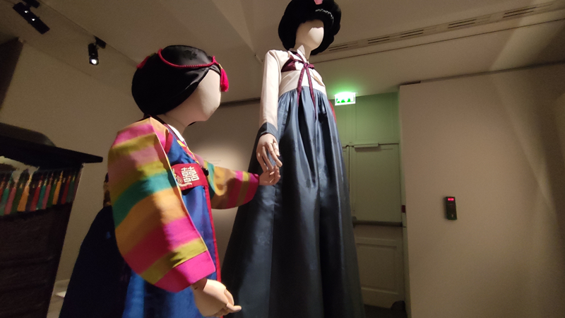 reconstitution de hanbok traditionnels par Lee Young Hee - exposition Etoffe des Rêves au musée Guimet le 14 Décembre 2019 - Crédit photo HCasado