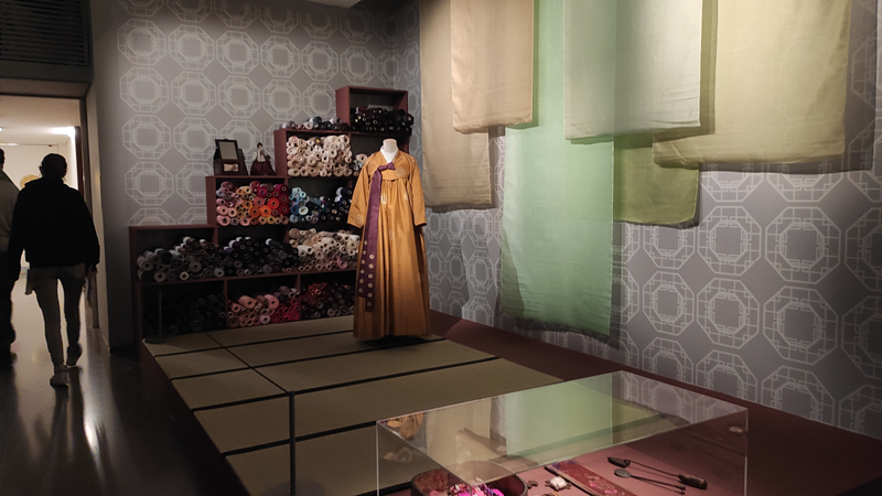 reconstitution d'un atelier de couture de hanbok - exposition Etoffe des Rêves au musée Guimet le 14 Décembre 2019 - Crédit photo Hcasado