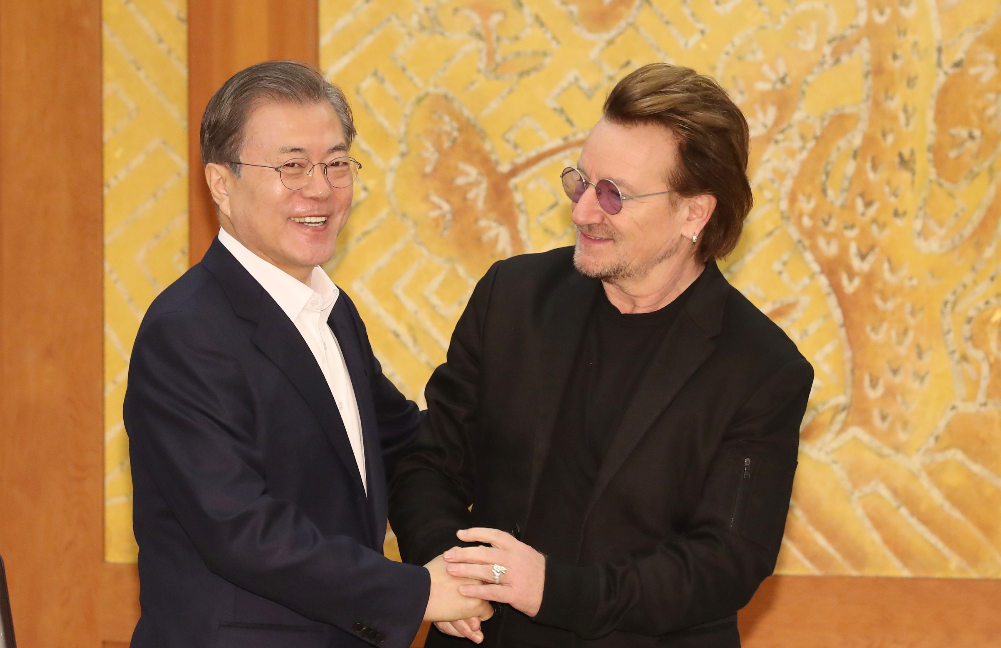 Президент РК Мун Чжэ Ин (слева) 9 декабря встретился с лидером группы U2 Боно в резиденции Чхонвадэ, и выразил благодарность ему за поддержку вустановлении мира на Корейском полуострове. / Фото: Ренхап