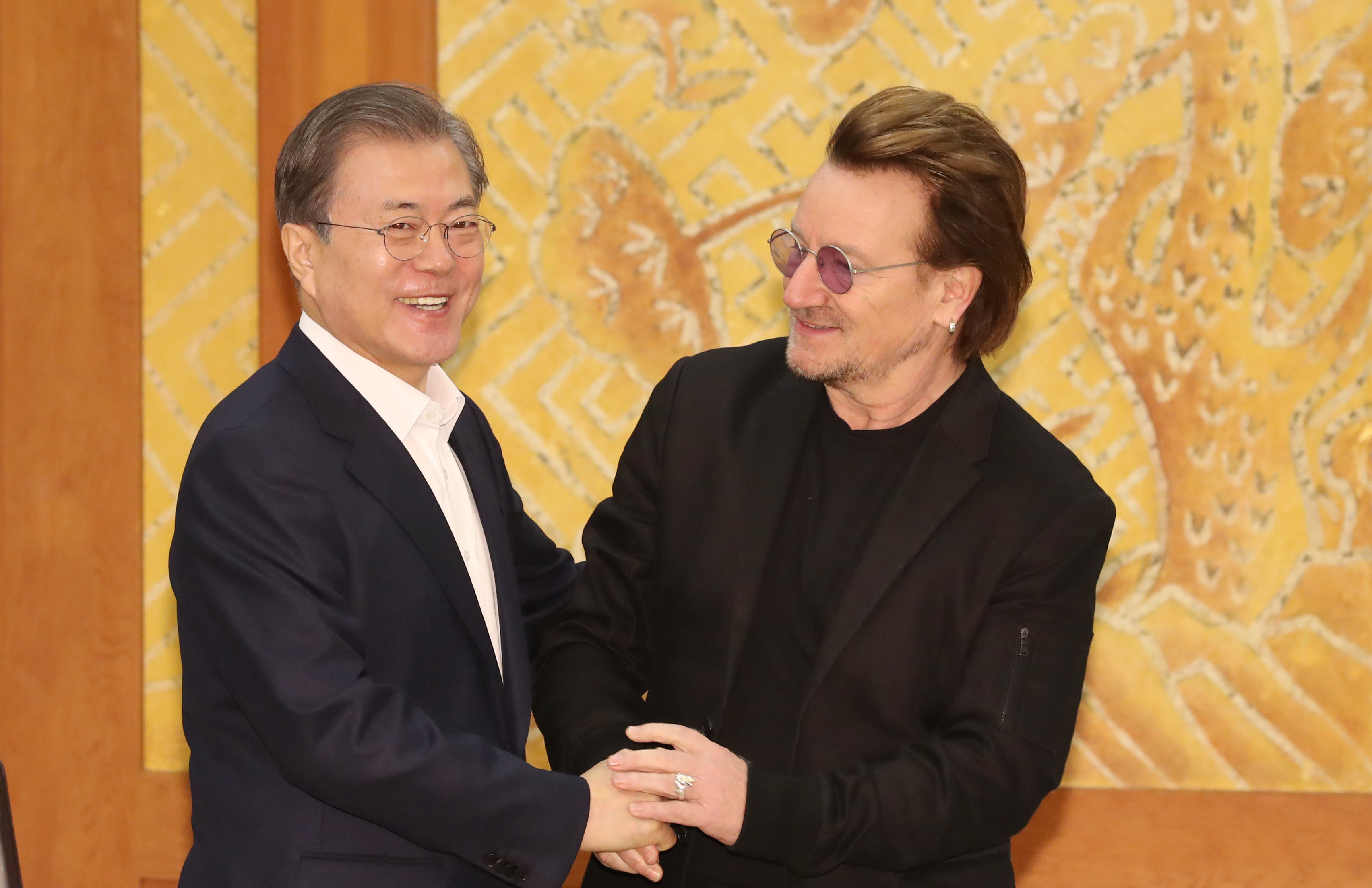 President Moon Jae-in on Dec. 9 meets Bono, frontman of the Irish band U2, at Cheong Wa Dae. (Yonhap News)