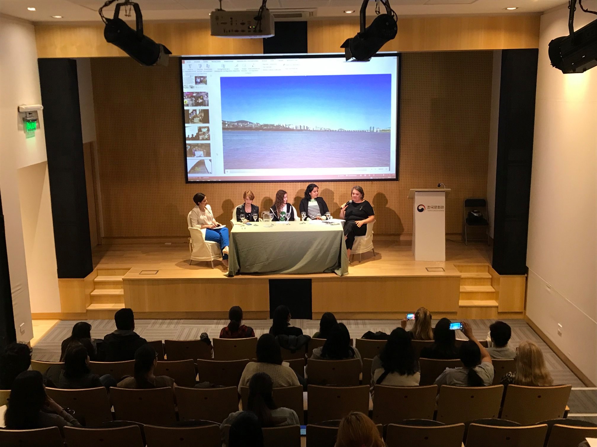 La primera tanda de exposiciones. De 2º izquierda a derecha: Nadia Fernández, Camila Porto, Gabriela Vilardi y Georgina Roth Herbel.