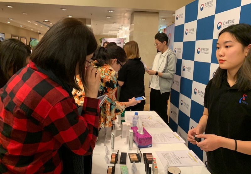 Корейский культурный центр организовал мероприятие «K-BEAUTY DAY» в одном из столичных отелей. В ходе мероприятия, эксперты из области красоты учили как правильно ухаживать за кожей, какие средства применять, поделились о последних трендах в Южной Корее. / Фото: Тугамбекова Дана