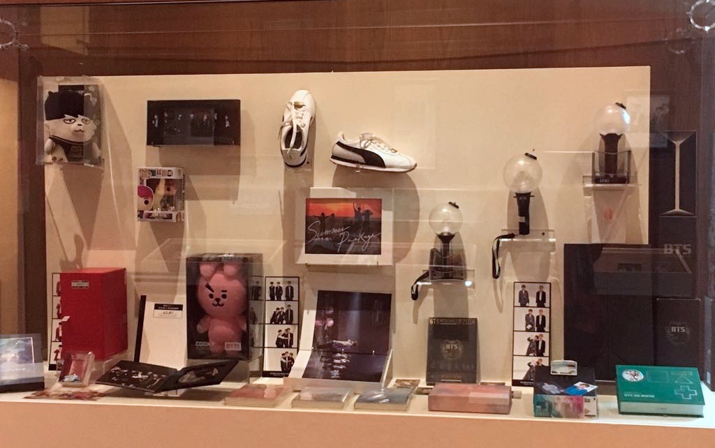 En la foto se muestran los artículos exhibidos durante una exposición especial para el K-pop, organizada por los fanes mexicanos del género musical, en el Museo Nacional de las Culturas del Mundo, en Ciudad de México. 