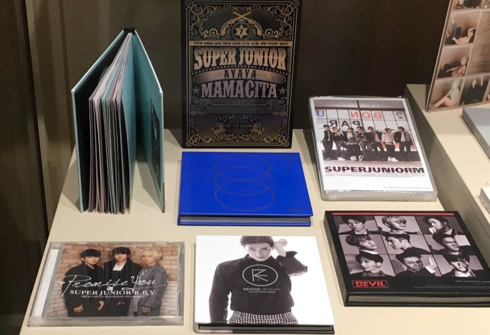 La muestra de la expisición contiene artículos de todo tipo desde discos, lightsticks, cromos coleccionables y centenares de objetos de diferentes grupos de k-pop.