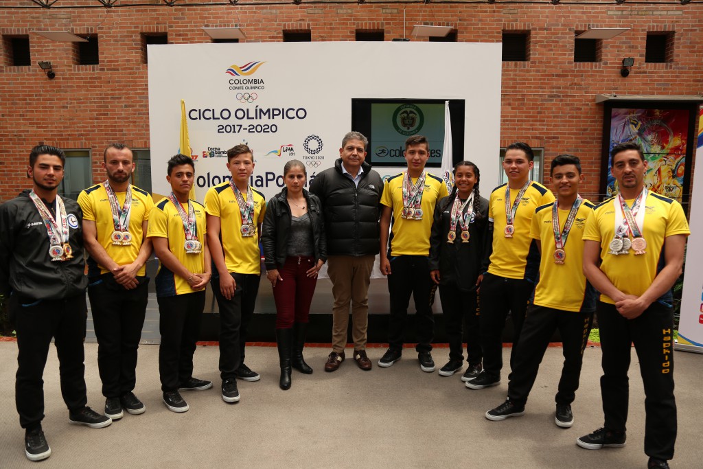 Hapkidokas colombianos campeones mundiales junto al gerente del Comité Olímpico Colombiano, Armando Farfán Peña. | Comité Olímpico Colombiano