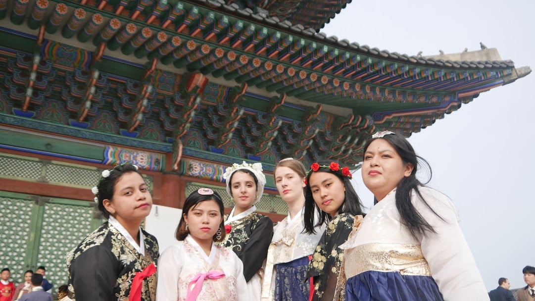 Nerea en el palacio Gyeongbokgung durante su visita a Corea el año pasado con las ganadoras de Talk Talk Korea | Katrina Noble