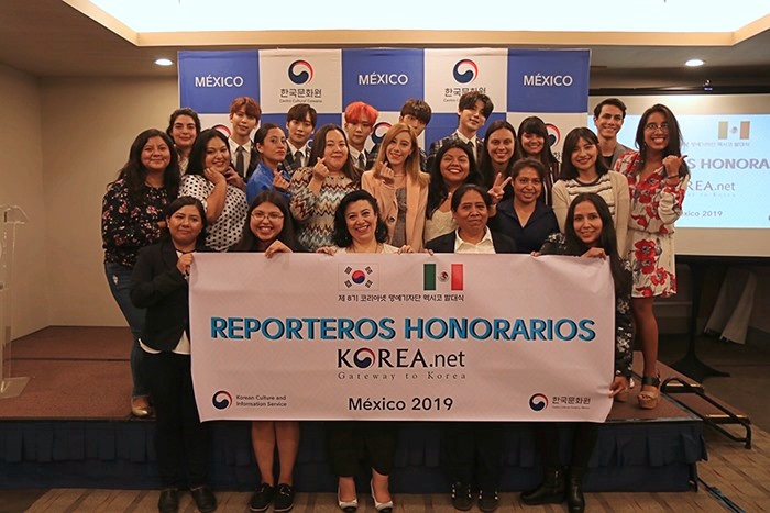 Nerea y otros reporteros honorarios de Korea.net en México posan en la ceremonia de inauguración llevada a cabo el año pasado en el Centro Cultural Coreano en México. | Centro Cultural Coreano en México
