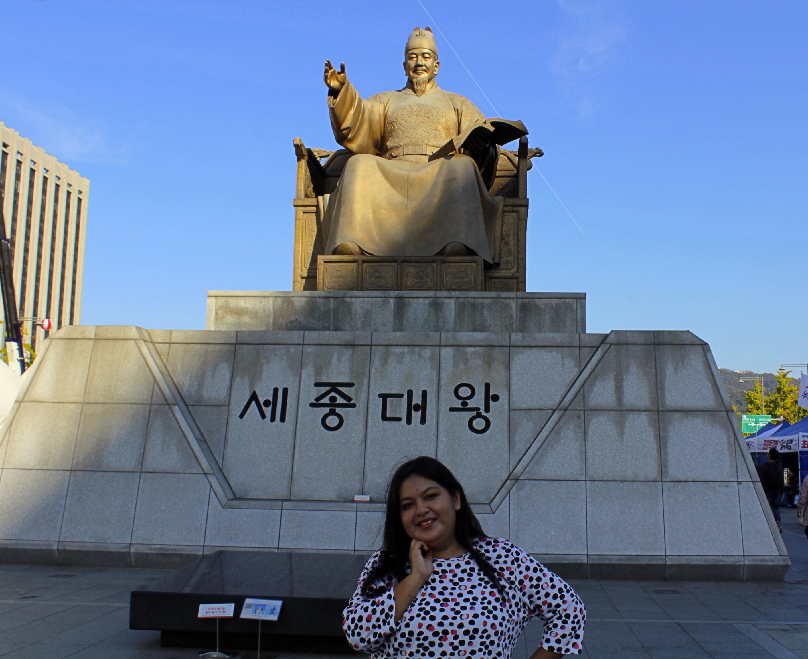 Nerea en frente de la estatua del Rey Sejong en la plaza Gwanghwamun en Seúl.