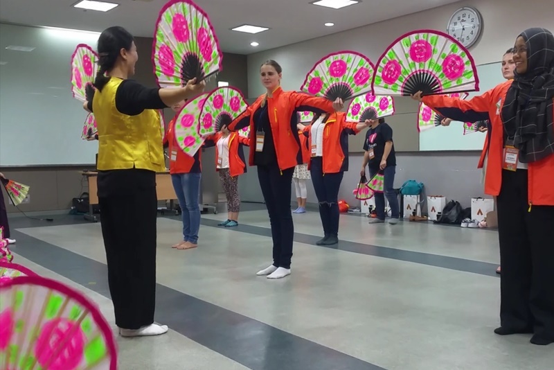 Initiation à la danse des éventails (Buchaechum) lors de l’atelier de danse traditionnelle coréenne organisée par la Fondation Institut Sejong, Septembre 2017 - Source : photo par Leyla BAH