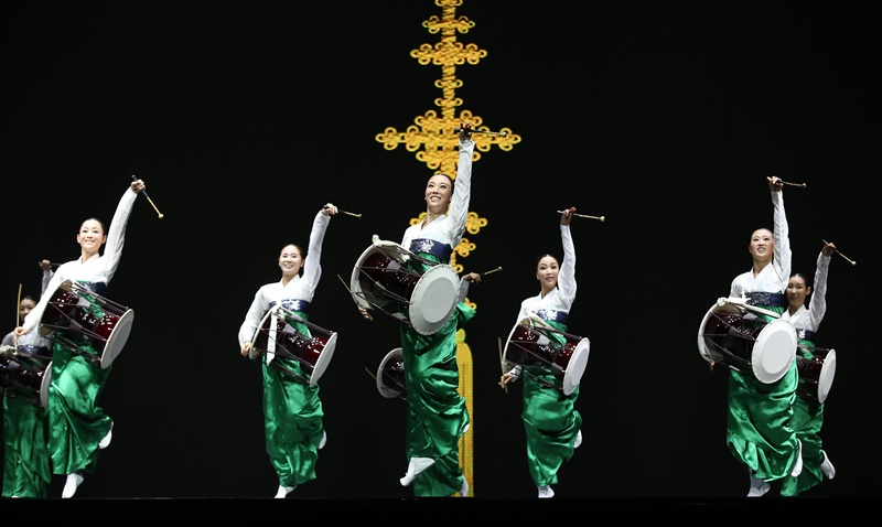 Homme Coréen Dans La Danse De Coiffe à La Célébration Culturelle