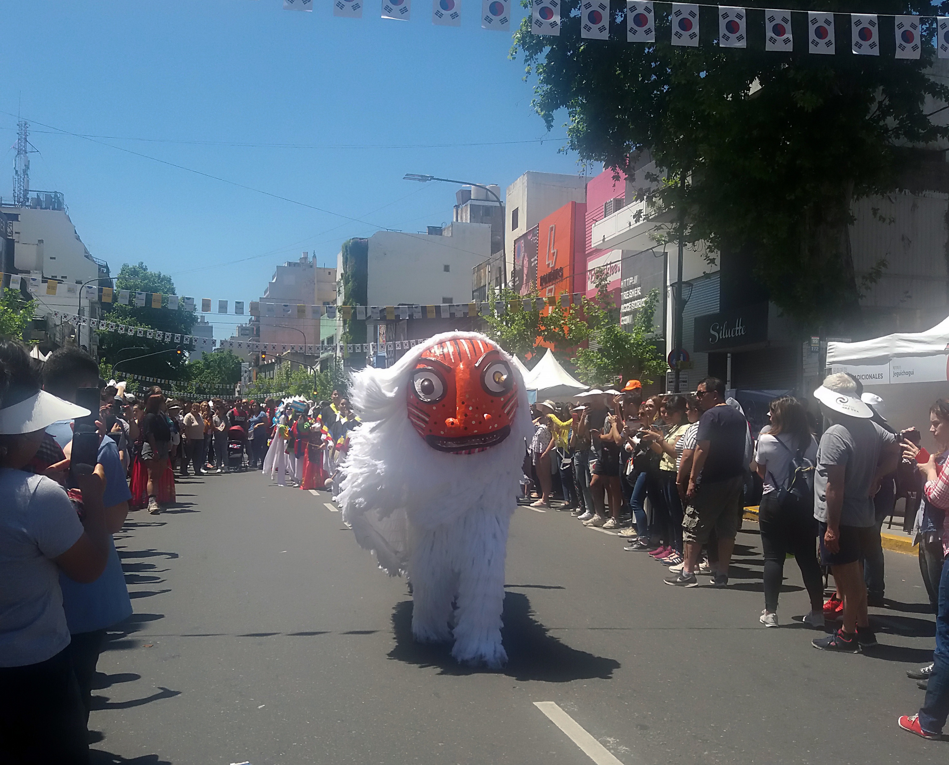 Se presenta la danza del león durante el evento cultural Buenos Aires Celebra Corea 2019. l Cecilia Bristot