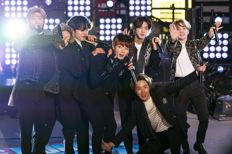 BTS celebrará un concierto en línea, 'Bangtan Boys Concert in the Room' (en lo sucesivo, 'Bang Bang Con’), durante los días del 18 y 19 a través de su canal de YouTube. La foto muestra al grupo el 31 de diciembre de 2019, actuando en el Times Square en Nueva York para celebrar la víspera de Año Nuevo. | Yonhap News