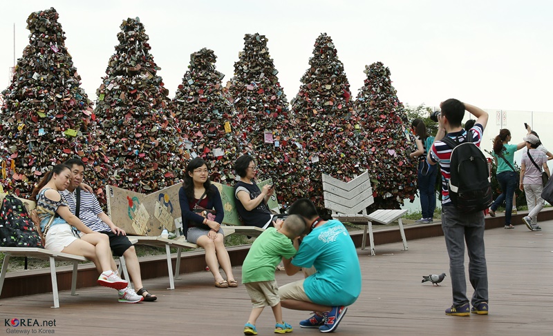 La Terrasse du Toit est un observatoire grandiose situé sur le bâtiment annexe de la N Seoul Tower et offrant des vues impressionnantes sur la ville. Le site a gagné en popularité après qu’un programme télévisé eut montré le personnage principal en train d’accrocher un cadenas sur la clôture. Dès lors ce sont des milliers de cadenas qui sont accrochés par les couples voulant sceller leur amour.