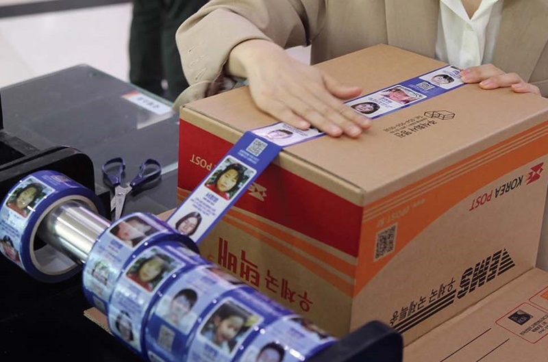 Photo Au bureau de poste de Gangnam à Séoul, les citoyens ferment leurs colis avec le « Hope Tape » sur lequel sont imprimées les informations des enfants disparus depuis longtemps. 