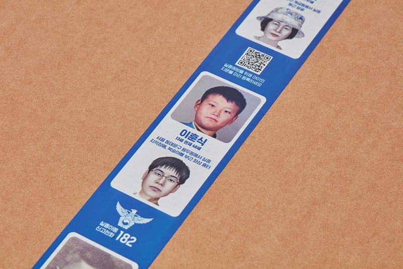 Photo Zoom sur le « Hope Tape » avec les informations de 28 enfants disparus depuis longtemps.