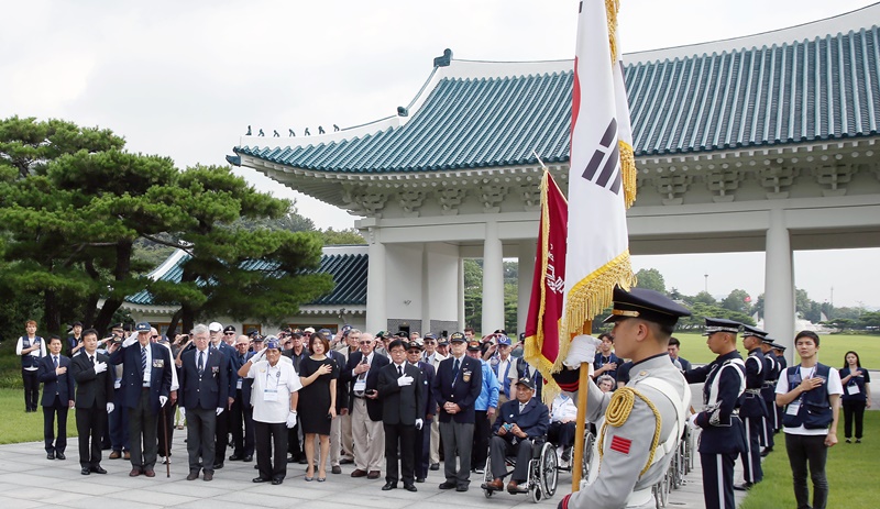 Photo 4 Korean War Veteran’s visiting Korea July 26, 2016 Seoul National Cemetery, ⓒKorea.net DB 