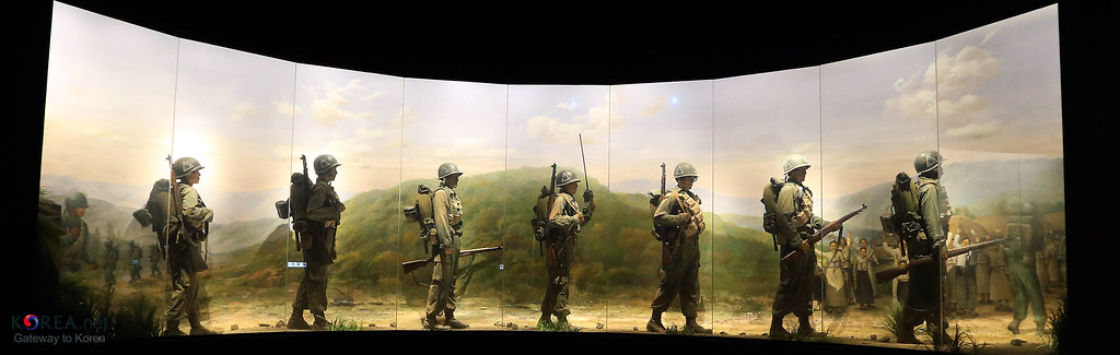 Una exposición en el Centro Conmemorativo de la Guerra en el distrito de Yongsan-gu de Seúl muestra a un panorama de dibujos de soldados surcoreanos durante la Guerra de Corea. | Korea.net DB