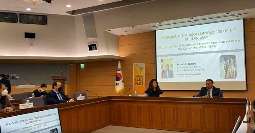 Captura tomada de la transmisión en vivo de la Embajada de México en Corea en Facebook.