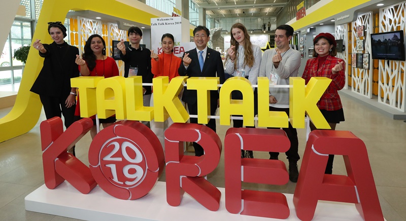 Le directeur du Service coréen de la culture et de l'information (KOCIS), Kim Tae-hoon (quatrième à partir de la gauche) pose avec les sept grands gagnants du concours international de contenu lié à la Corée « Talk Talk Korea 2019 » et deux journalistes honoraires de Korea.net au Asia Culture Center à Gwangju.