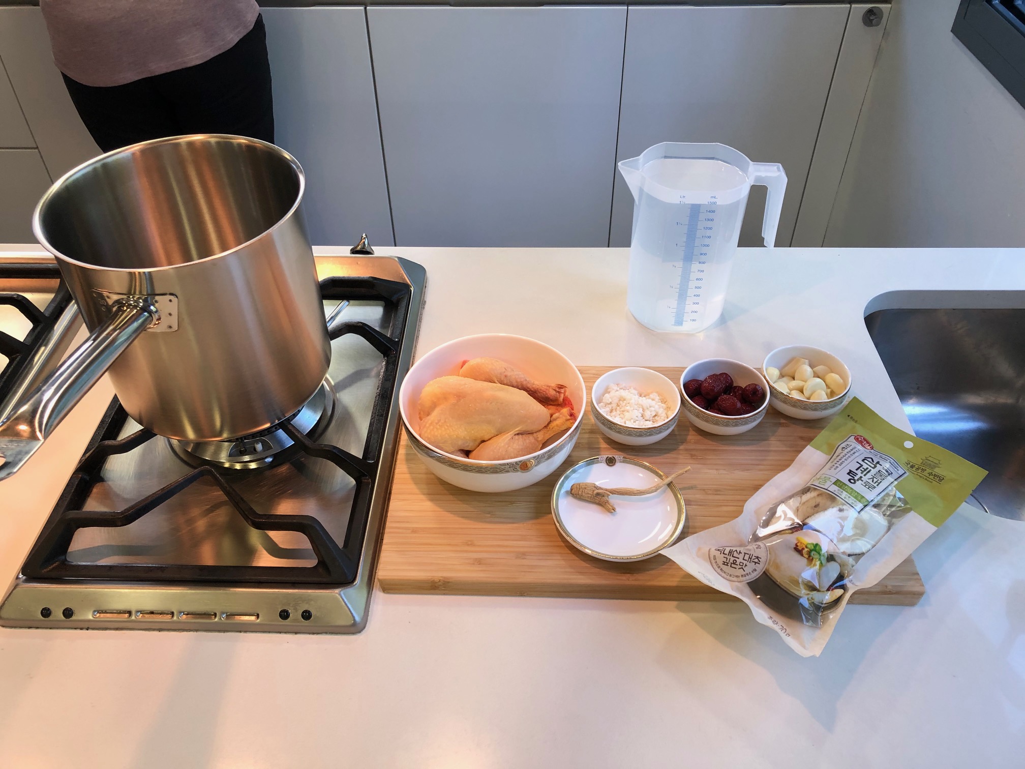 Ingredientes preparados para la elaboración del samgyetang 