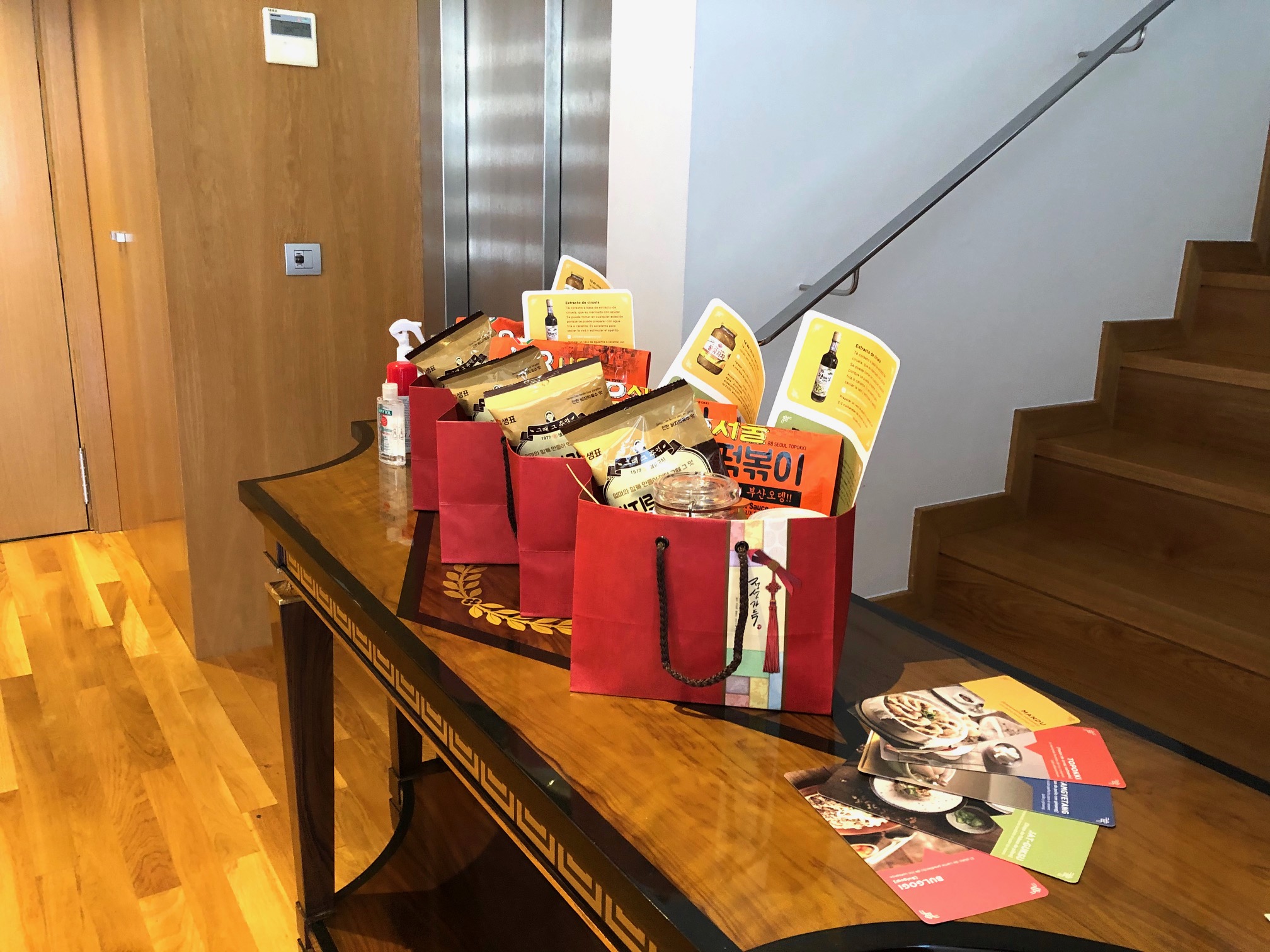 Bolsas de obsequio con diversos productos saludables de alimentación coreana 