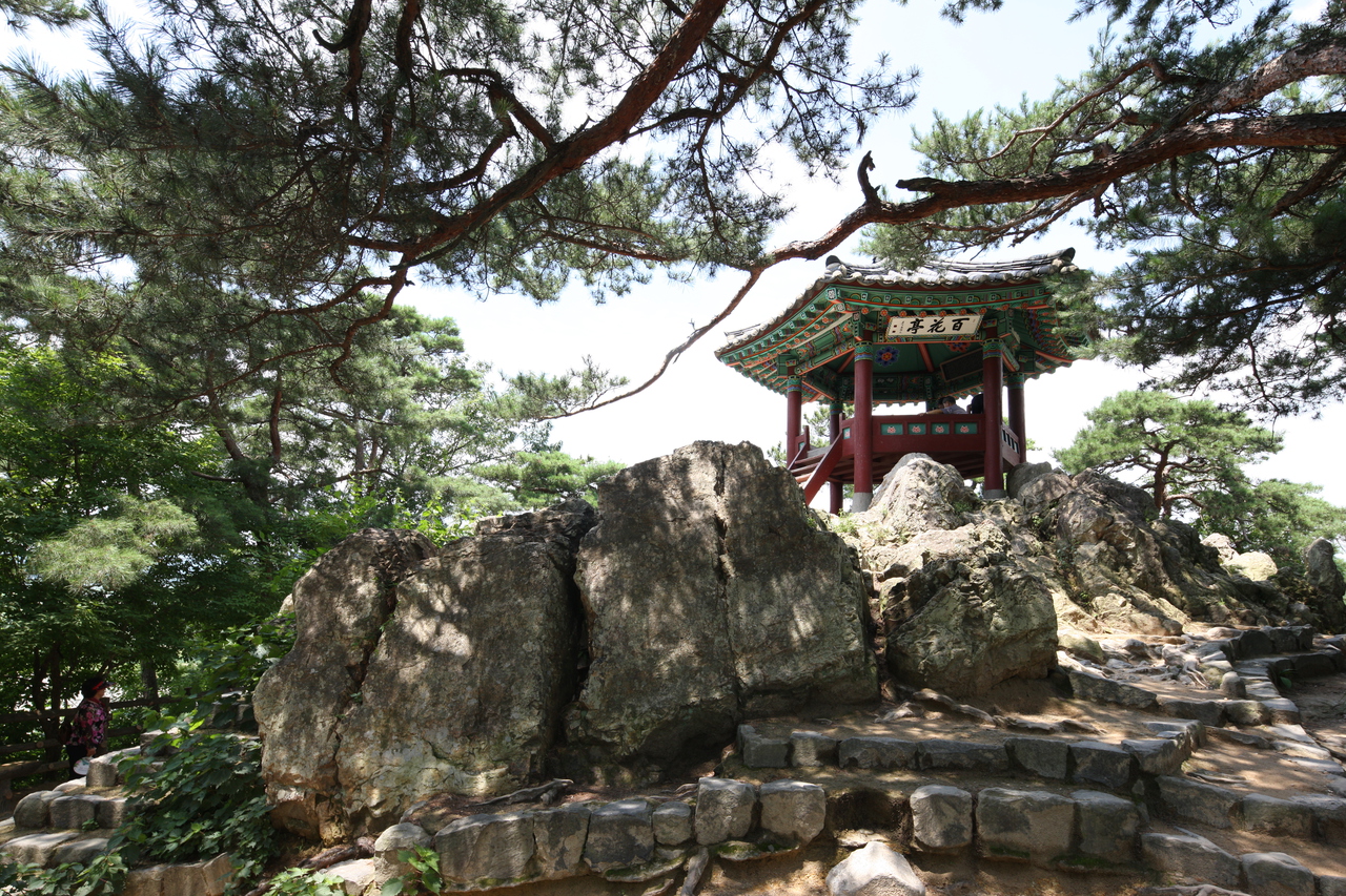  Nakhwaam, un lugar que abarca una triste leyenda de la dinastia de Baekje, se ha transformado en un destino turístico representativo del condado de Buyeo-gun, provincia de Chungcheongnam-do. En 1929 se construyó un pequeño pabellón sobre la roca para conmemorar las mujeres que perdieron la vida. | Organización del Turismo de Corea