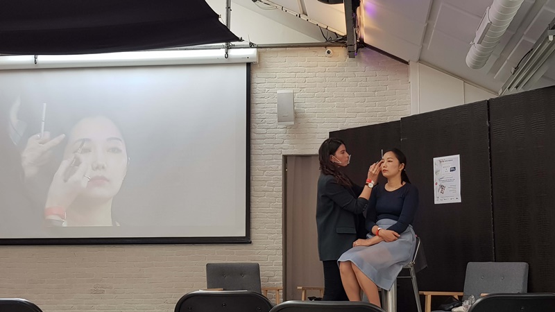 Démonstration de maquillage par Charlotte Lechalch sur le thème de « Joseon » © Mathilde Schrobiltgen