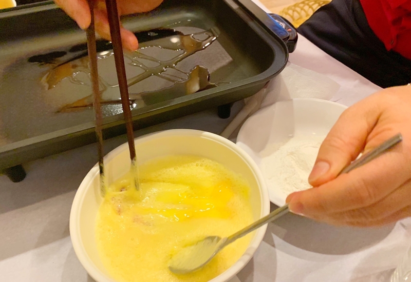 手際よく作る姿はまさに職人技＝かわな ゆうこ撮影
