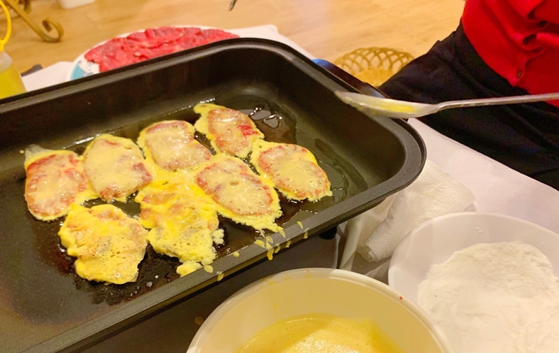 衣をつけてプレートに並べられている「肉チヂミ」＝かわな ゆうこ撮影