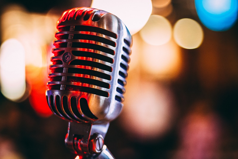 Фото микрофона c cайта unsplash.com