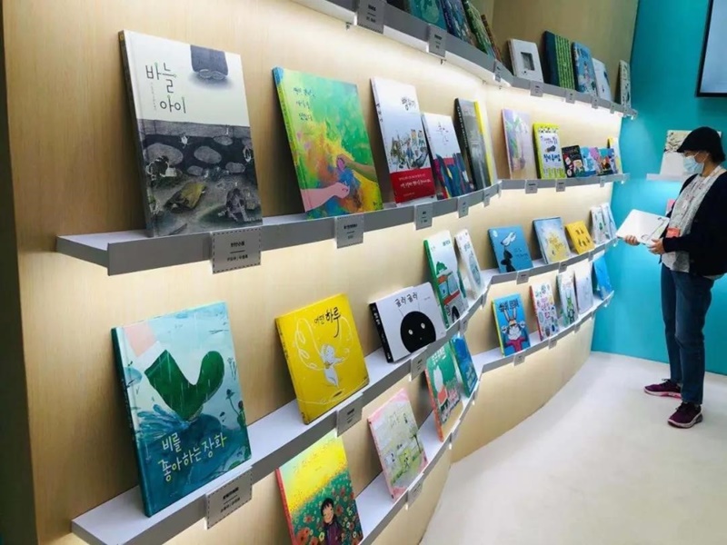 参展的韩国图书。图片来源：驻上海韩国文化院