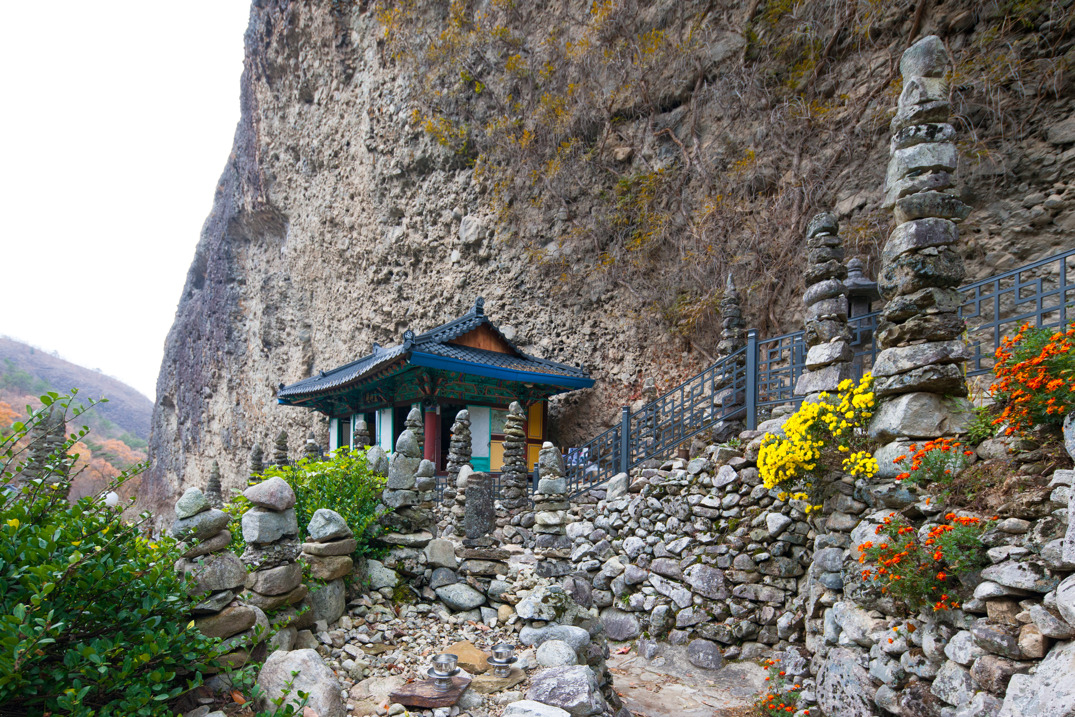 Los doltap pueden observarse en su mayoría en las montañas, cementerios y a los alrededores de los templos budistas, ya que la tradición de hacer doltap proviene del budismo. En la foto tomada en el templo Tapsa en el monte Maisan, en el condado de Jinan-gun, provincia de Jeollanam-do se muestran varios doltap alrededor del templo.