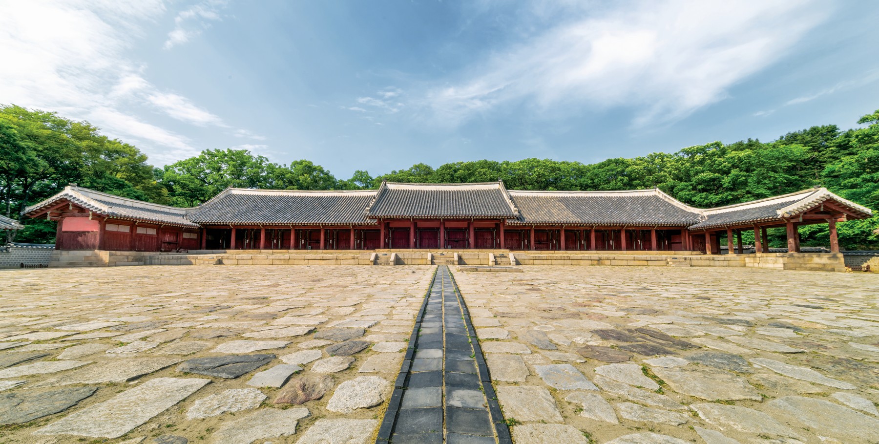 <B>Jongmyo Shrine.</b> The central Confucian shrine of Joseon housing the spirit tablets of Joseon Kings and their Consorts.