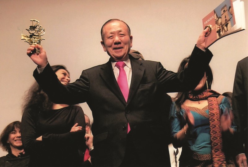 Photo 2 : ( photo nommée KIM DONG HO ) Kim Dong-ho recevant le Cyclo d’or d’honneur (2011) (crédit photo club SNCF) 