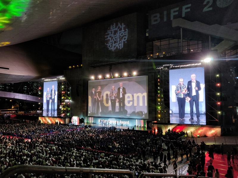 Photo 3 : ( PHOTO IMG_0217 ) Photo de la remise du Korean Cinema Award le 4 octobre 2018 au 23e BIFF à Martine et Jean-Marc Thérouanne (photos archives BIFF)