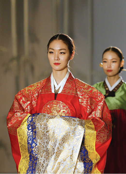 A young couple dressed in hanbok