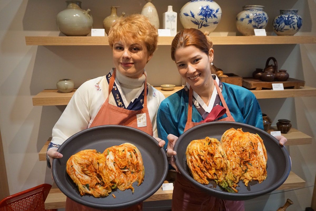 El Museo Kimchikan brinda clases de cocina donde los visitantes puden crear su propio kimchi. | Museo Kimchikan