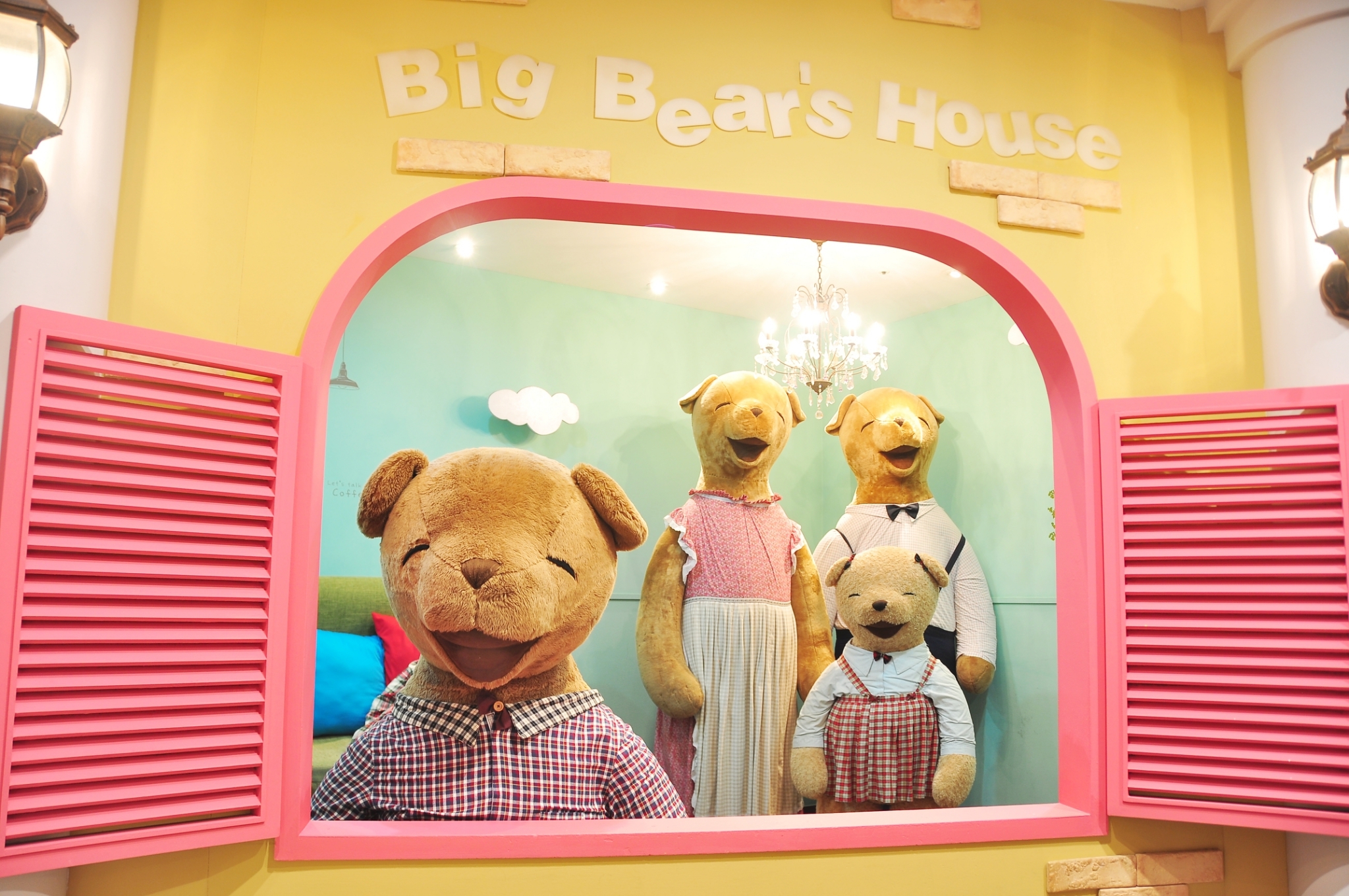  En el Teddy Bear Safari los visitantes pueden tocar, abrazar y hacerse fotos con los osos de peluche. | Teseum