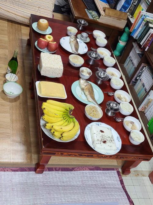 Table Seollal. Un exemple de table dressée en l’honneur des ancêtres (crédit photo Yunja Choi)