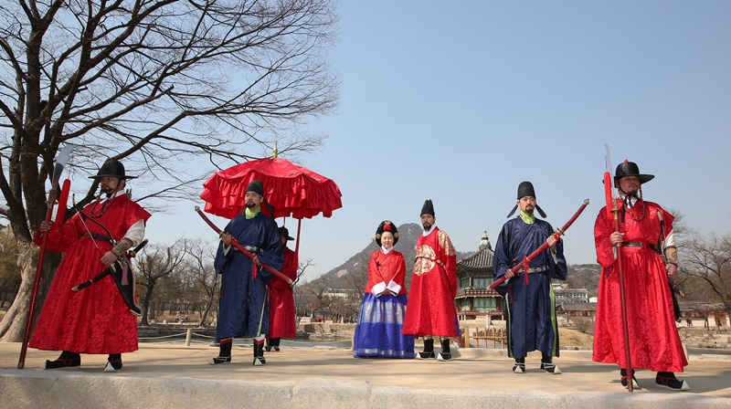 Royal Walking in Gyeongbok-gung Palace / Korea.net - Photographe Jeon Han