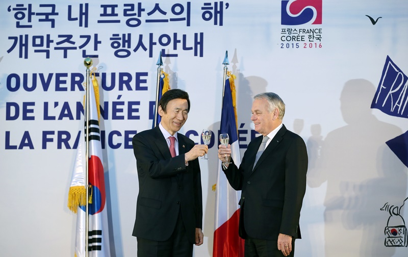 Le ministre des Affaires étrangères Yun Byung-se (à gauche) trinquant avec son homologue français le ministre Jean-Marc Ayrault pour célébrer l'ouverture de l'Année de la France en Corée le 23 mars 2016 ⓒ Korea.net DB