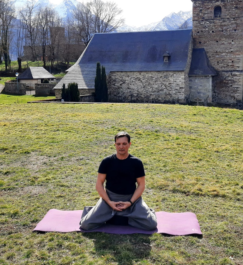 Photo 8 : Sonmudo : Maître Frédéric Foubert en méditation ( crédit photo : Sonmudo France )