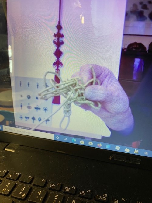 Apprentissage des nœuds coréens en ligne ( Crédit photo : Danielle TARTARUGA)