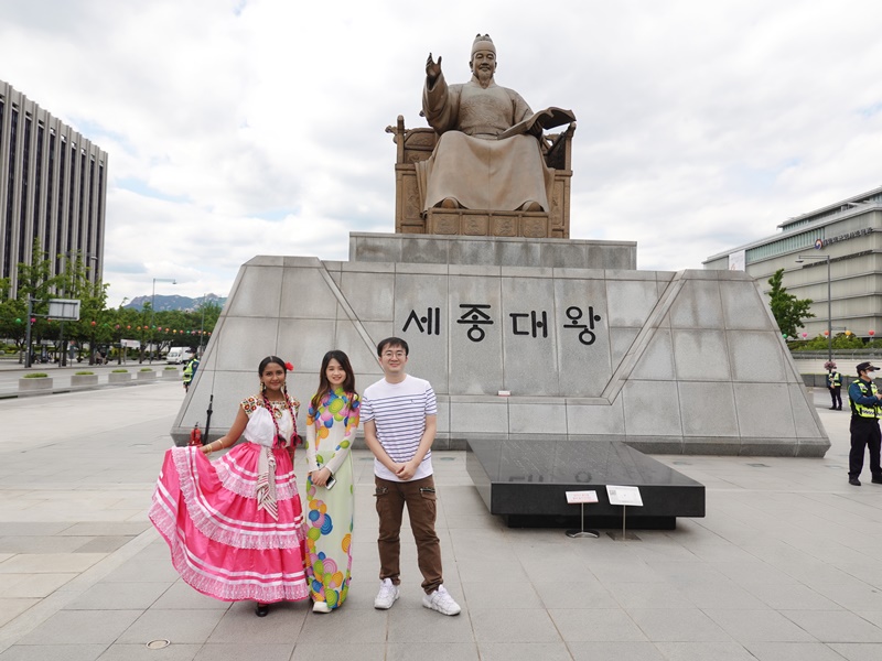 韩宣网名誉记者墨西哥记者南希（左）、越南记者CaoThiHuong（中）、中国记者李松（右）。 韩宣网名誉记者李松 摄